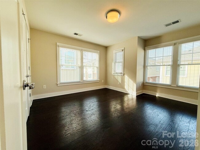 Building Photo - 1424 W 4th St