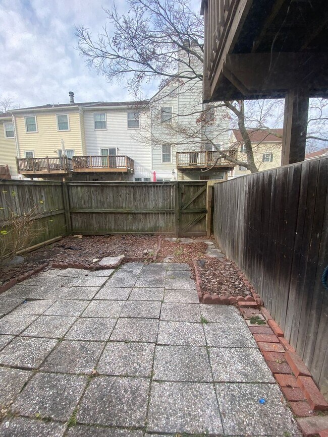 Building Photo - Charming Crofton Mews Condo