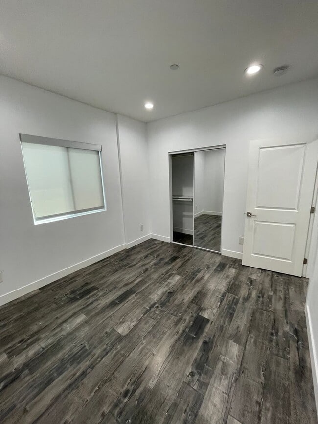 Building Photo - 626 W 76th St