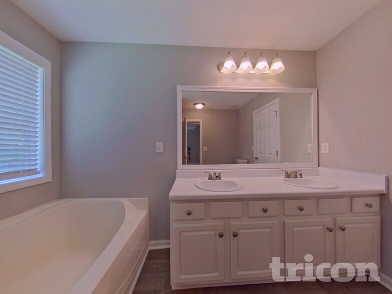 Building Photo - 34 Paradise Way