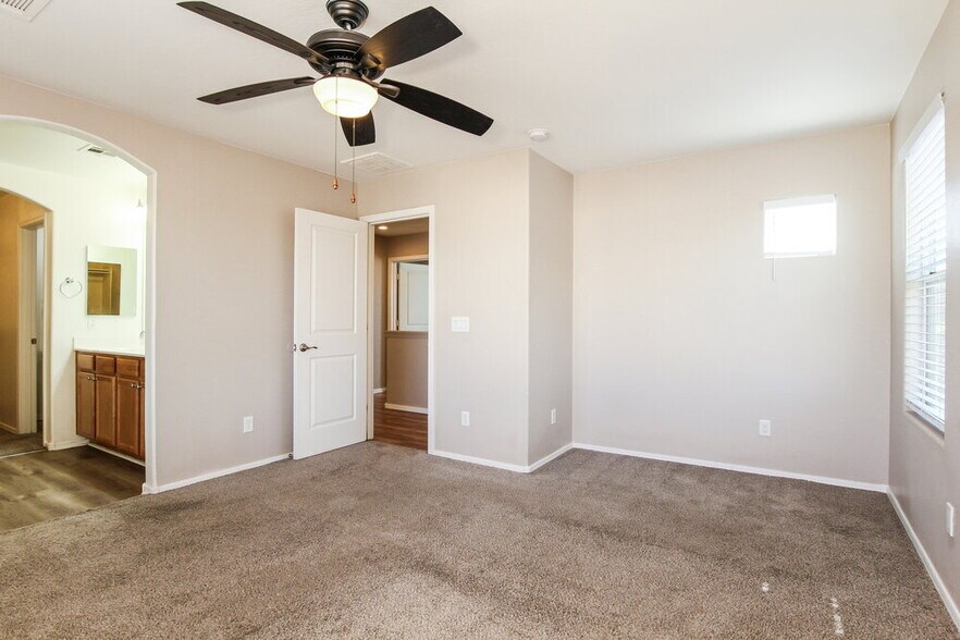 Building Photo - 5804 S 10th Dr