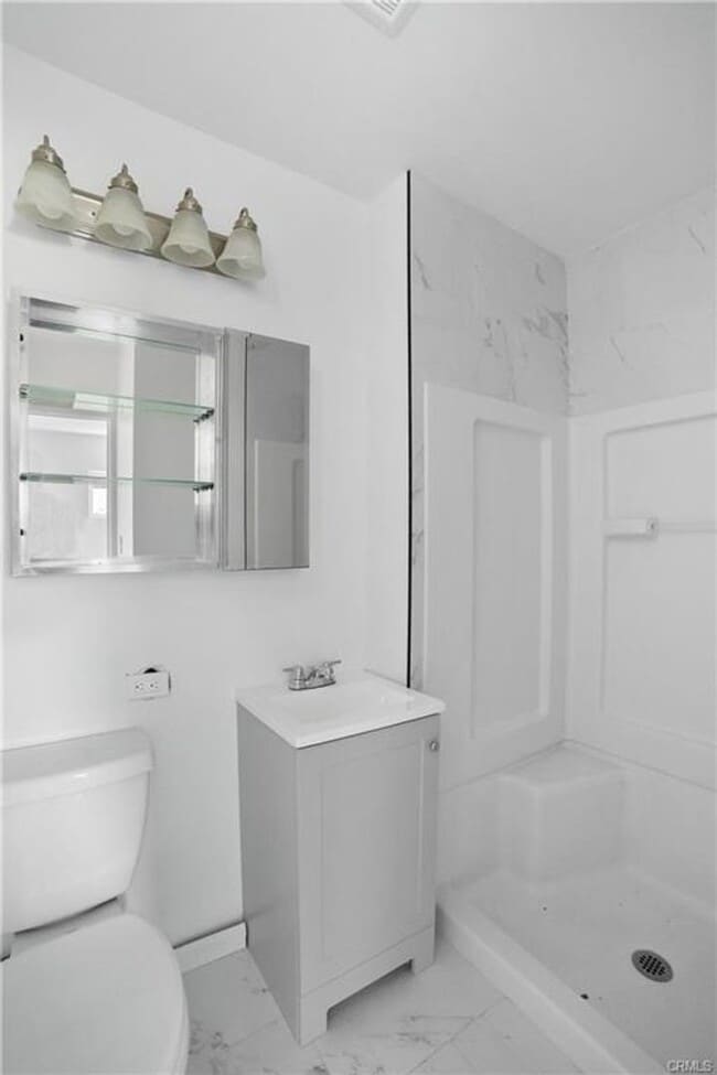 Building Photo - Welcome to this freshly RENOVATED three-bed, two-bath home in a calm Winnetka