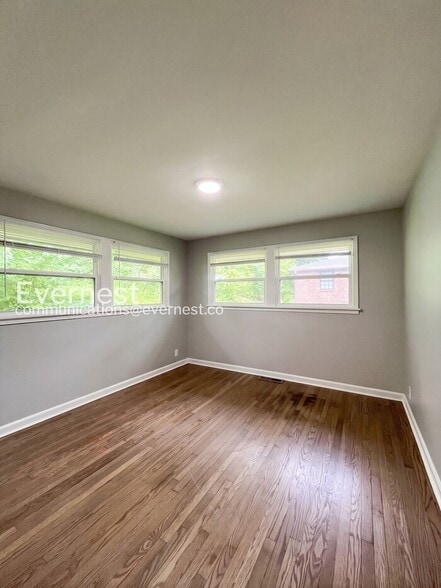 Building Photo - 405 Cedarvalley Dr