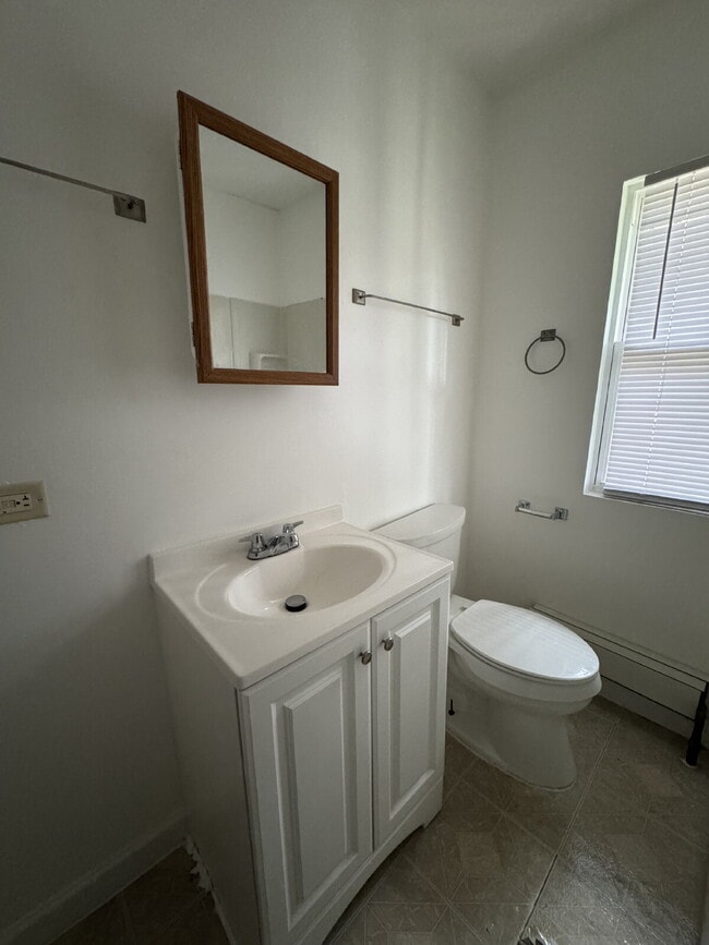 Building Photo - Spacious 2-Bedroom Apartment in Chicago Heights with Parking & Private Entrances