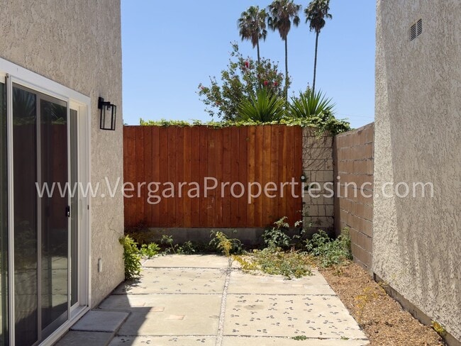 Building Photo - 1136 Gian Dr
