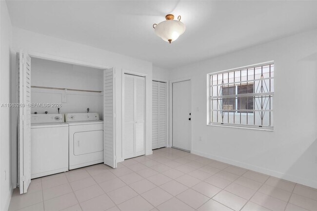 Building Photo - 3572 SW 25th St