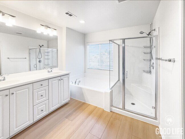 Building Photo - Beautiful 5Bd/3.5Ba Home in Cul-de-Sac in Riverside w/new Turf Back Yard and New Carpet!