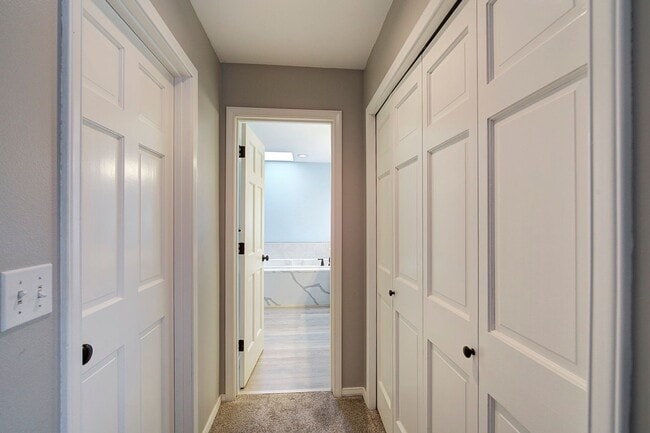 Building Photo - 5Bd/3.5Ba Newcastle House