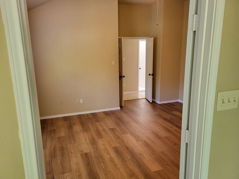 Building Photo - 3519 Daisy Ln