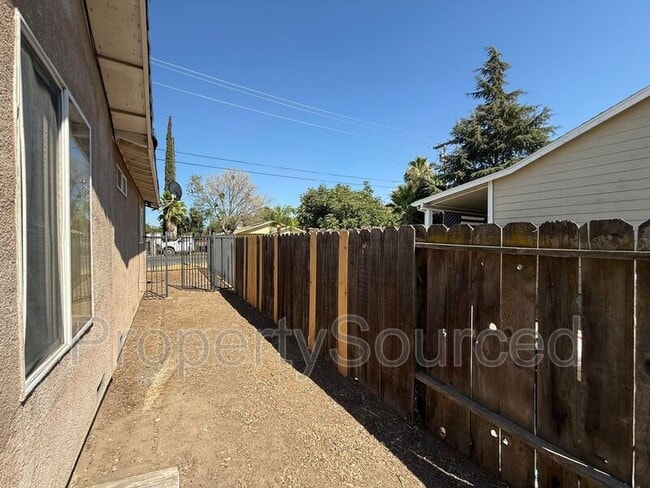 Building Photo - 524 E Krell Ln