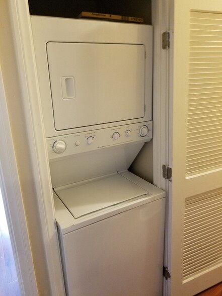 Washer/ Dryer - 6646 Sylmar Ave