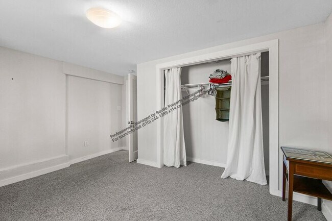 Building Photo - 1119 Center St