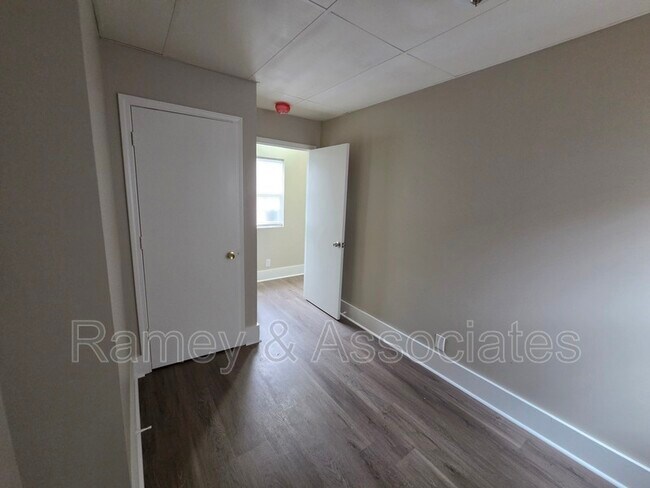 Building Photo - 2402 Rowan St