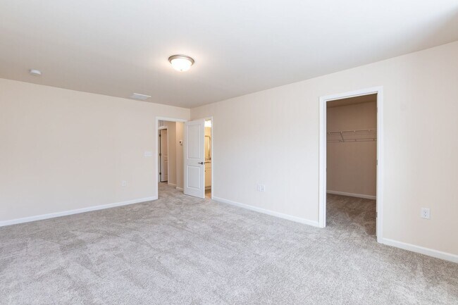 Building Photo - Three Bedroom End Unit Home!