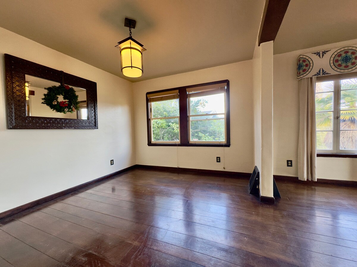 Building Photo - 645 Jean St