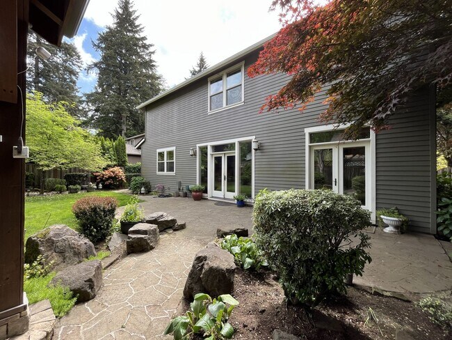 Building Photo - Luxury 5 Bedroom Home with Soaking Tub, Chef’s Kitchen & Expansive Primary Suite