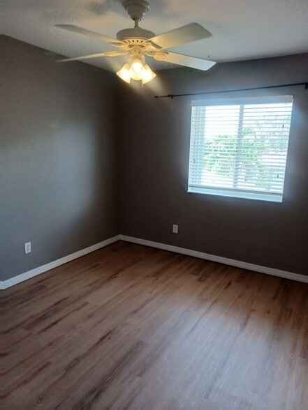 Building Photo - Townhouse with Amenities Galore: 3 BR / 2.5 Bath In The Colonnade Community