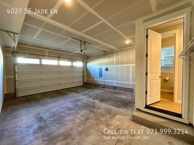 Building Photo - 4027 SE Jade Ln