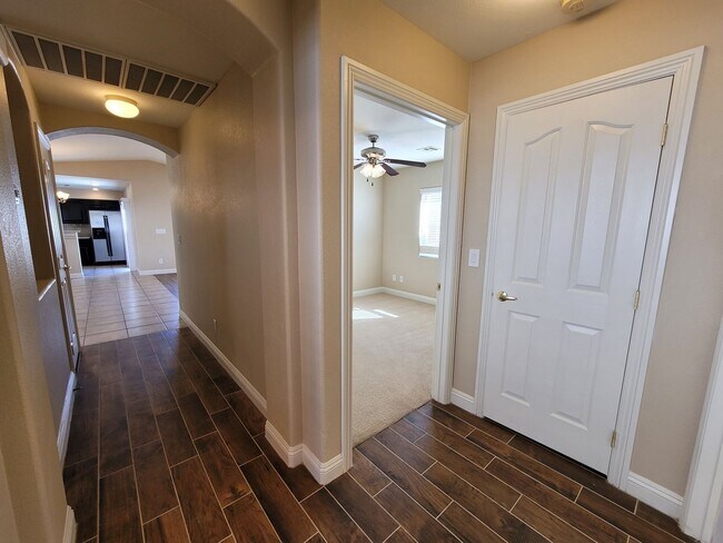 Building Photo - Beautiful Single Story Town Home in Mountains Edge Community