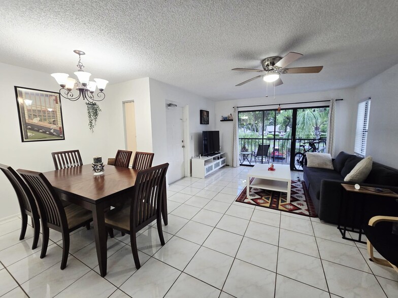 Building Photo - 1102 Green Pine Blvd