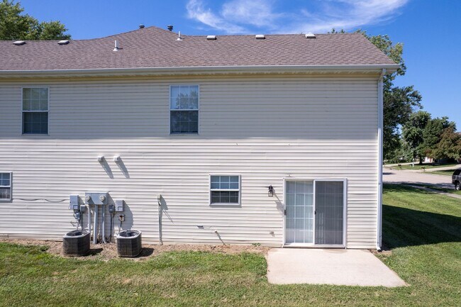 Building Photo - 4302-4304-4304 Cheryl Ct