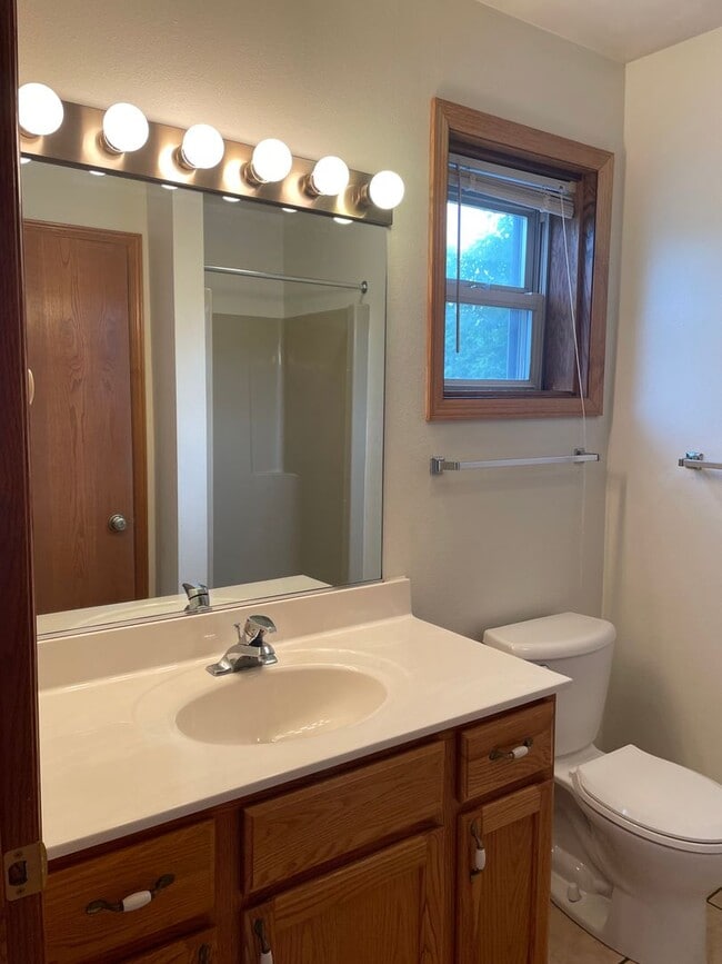 Building Photo - 1214 S Dewey St