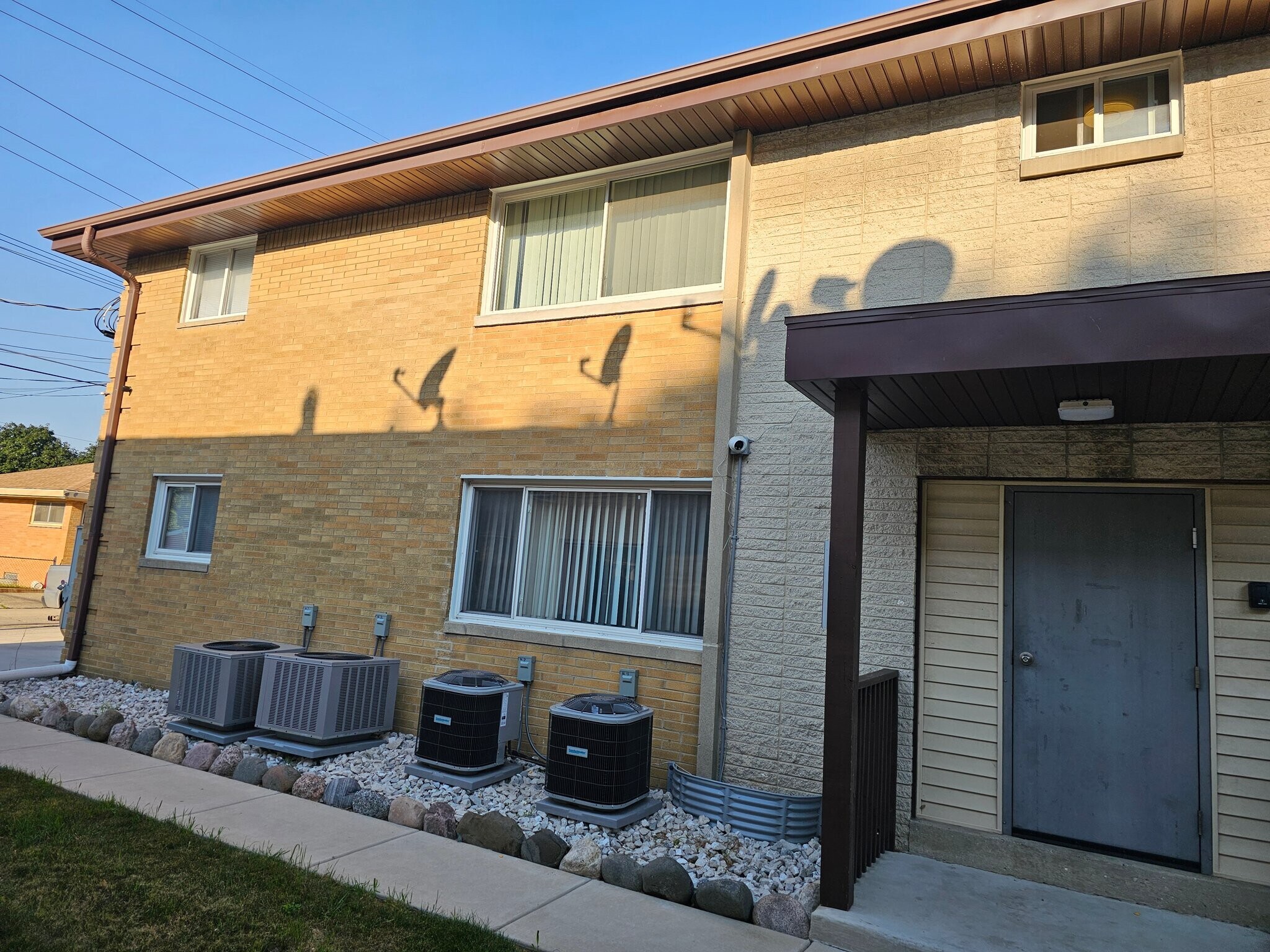 Building Photo - 7825 W Hampton Ave