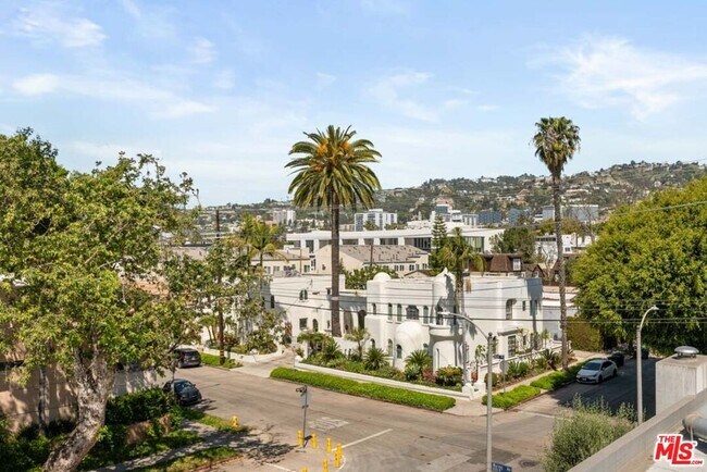 Building Photo - 728 N Sweetzer Ave