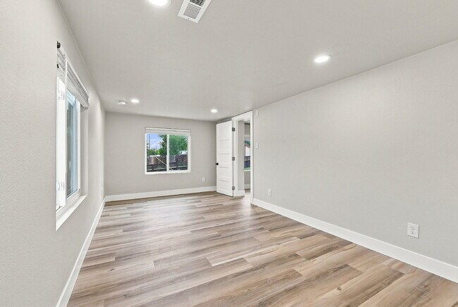 Building Photo - $2,420.95 with $300 Cleaning Voucher 2 Beds - 1 Bath, Single Family Home in Englewood with Privat...