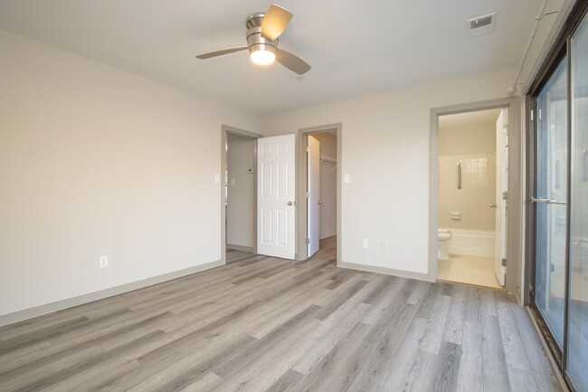 Building Photo - Fully Renovated 2-Bed Condo in Lake Wylie ...