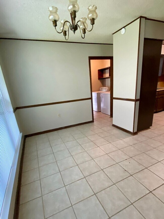 Building Photo - 1331 Knollhaven Dr