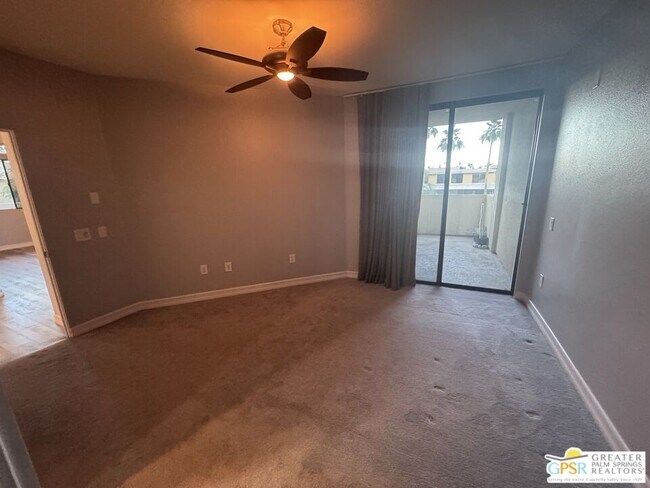 Building Photo - 810 E Palm Canyon Dr
