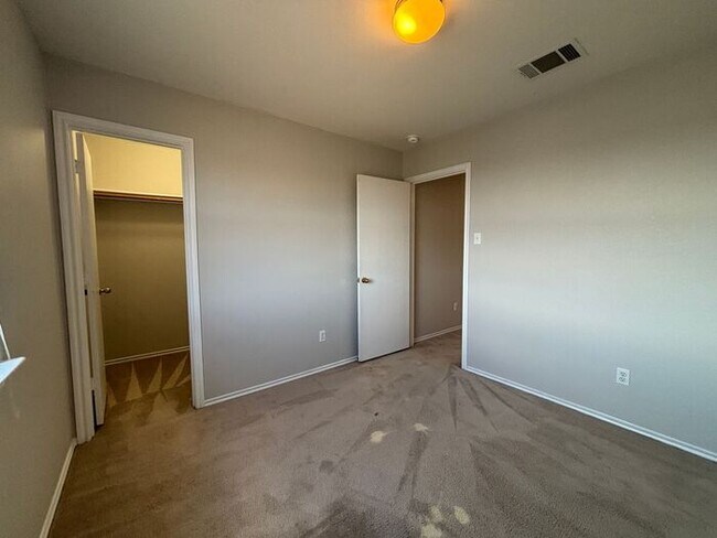Building Photo - Spacious & Bright 4-Bedroom Home with Mode...