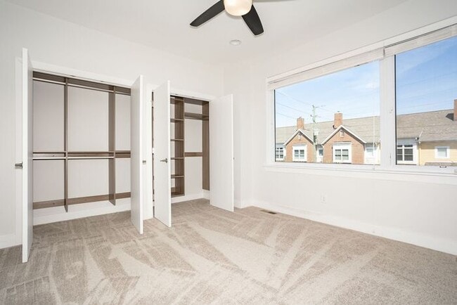 Building Photo - 2 Bedroom Townhome in Chatham Arch