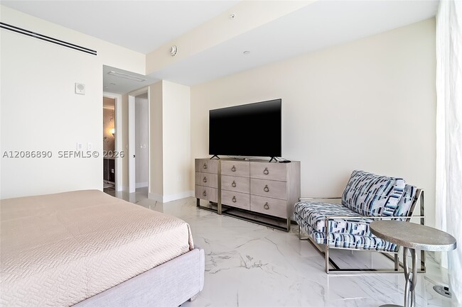 Building Photo - 15701 Collins Ave
