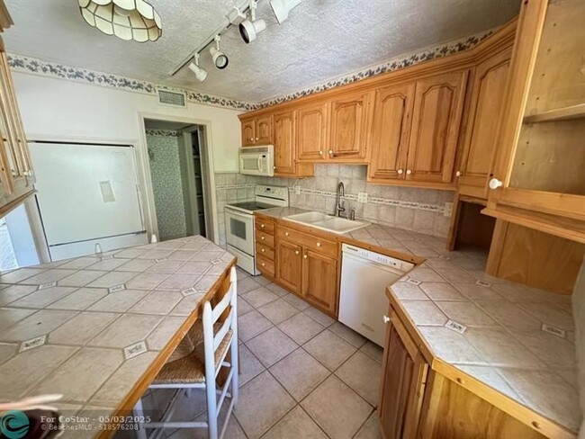 Building Photo - 3008 NW 69th Ct