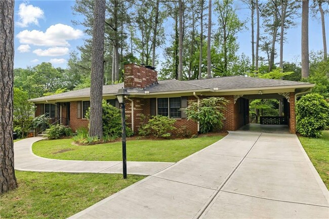 Building Photo - 2321 Tanglewood Rd