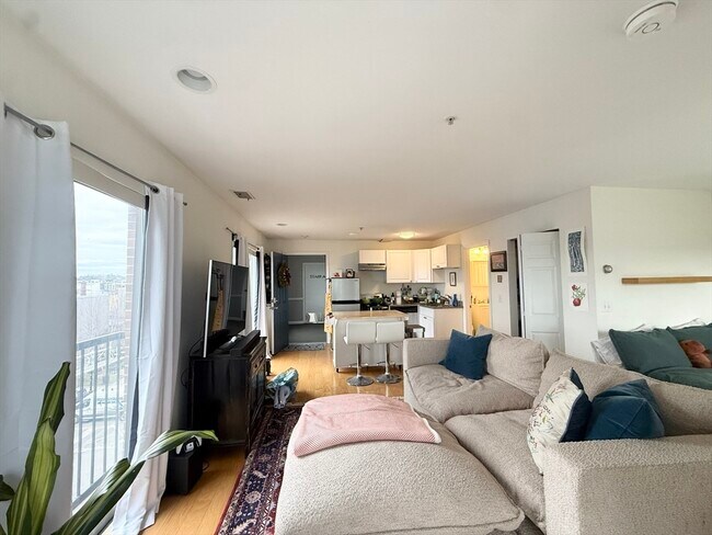 Building Photo - 660 Cambridge St