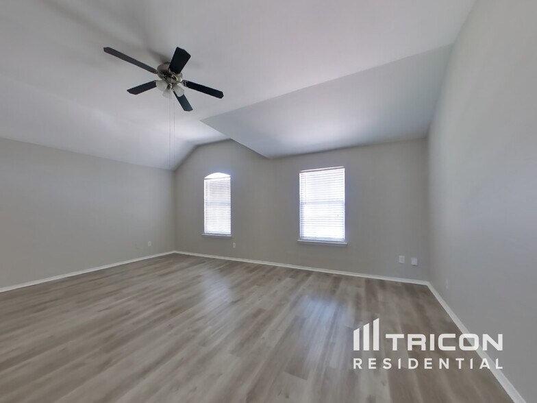 Building Photo - 421 Emerald Creek Dr
