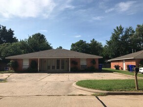 Building Photo - 2 Bedroom Duplex Close to Campus