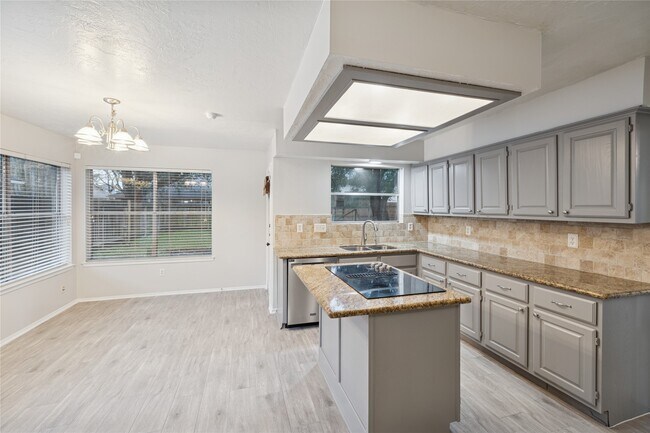 Building Photo - 8610 Lake Crystal Dr