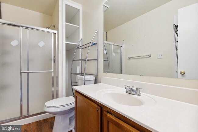 Building Photo - Amazing Opportunity to RENT This beautiful updated 3 levels TH. 3 beds and 3 .5 baths.