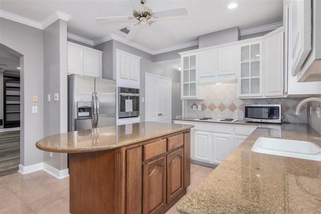 Building Photo - 2117 Enchanted Lake Dr