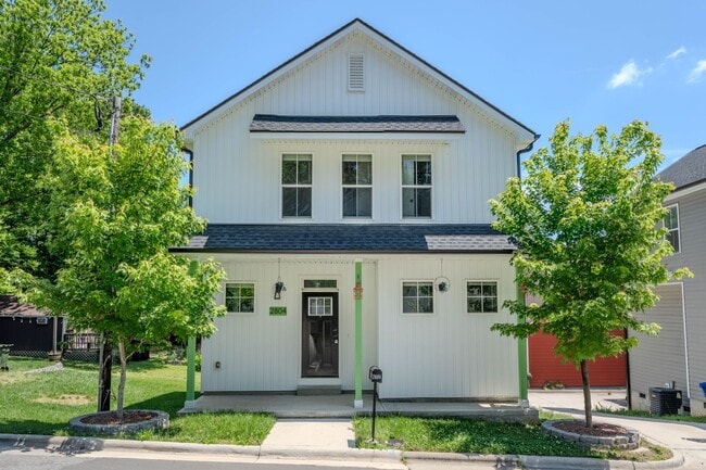Primary Photo - 3 Bed 2.5 Bath Modern Retreat - Internet I...