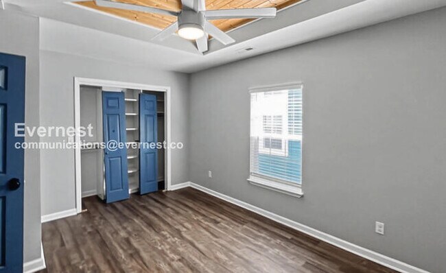 Building Photo - 3 Bed, 2 Bath Home with Fenced Yard / Pet-Friendly / Available Now!