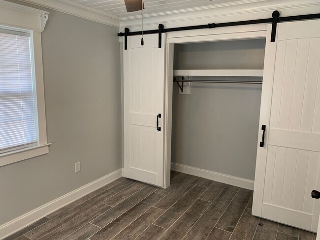 Building Photo - Beautifully renovated home!