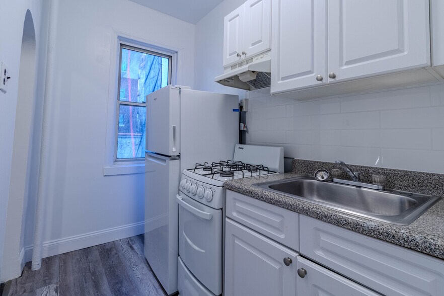 Building Photo - 323 E 50th St