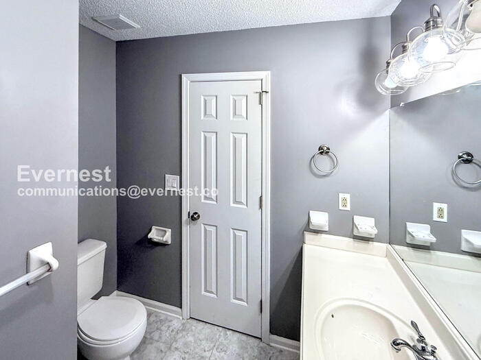Building Photo - 2225 Cheshire Dr