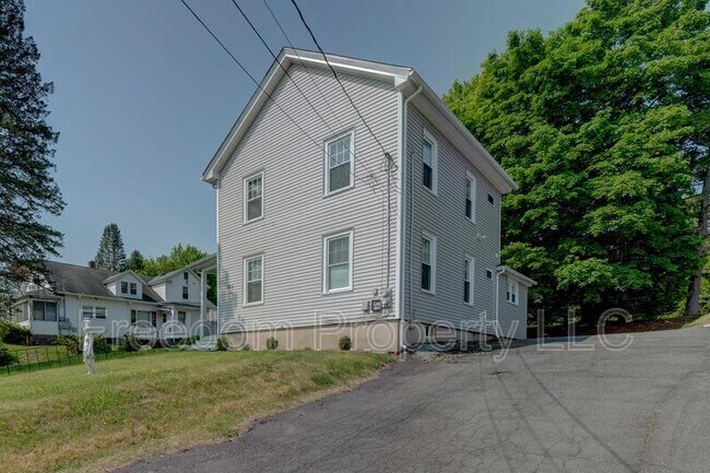 Building Photo - 154 Beecher St