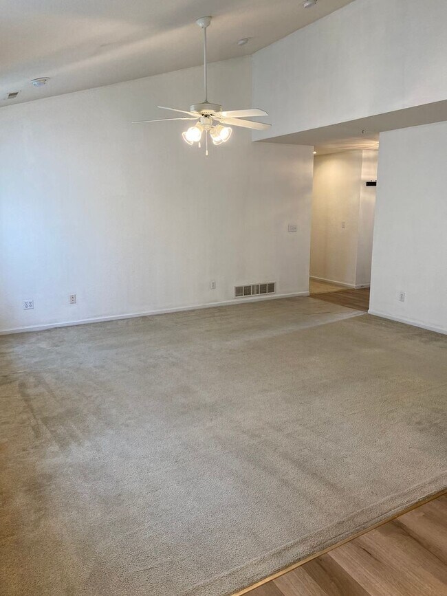 Building Photo - 3 bedroom/2 bathroom single family home!  ...
